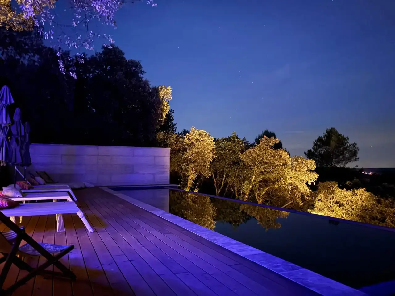 La piscine à débordement de nuit
