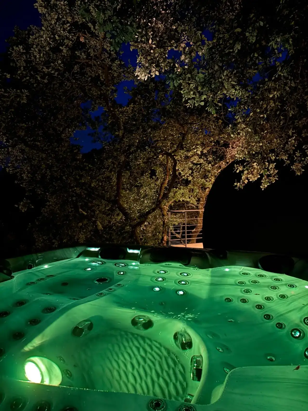Der beleuchtete Whirlpool bei Nacht