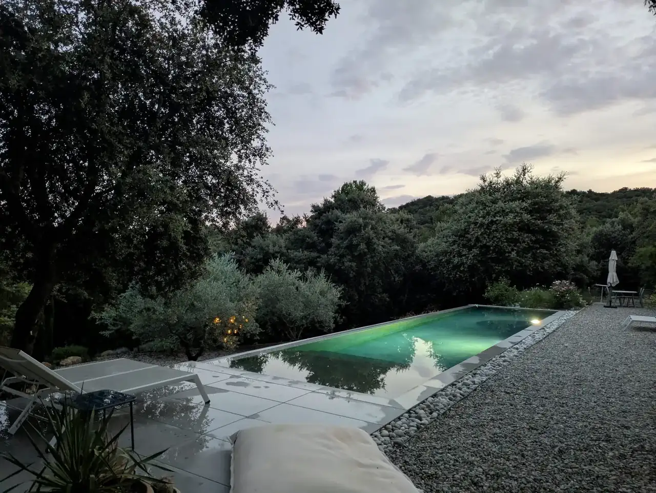 Der Infinity-Pool der Ferienhäuser bei Sonnenuntergang